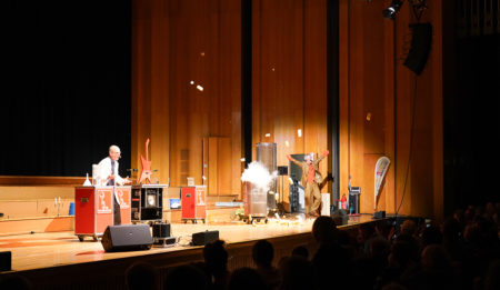 Große Physikanten-Show begeistert junge Forschende in Bad Salzuflen