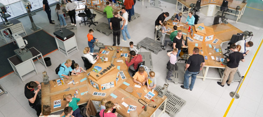 Über 100 Kinder machen MINT bei PHOENIX CONTACT in Schieder