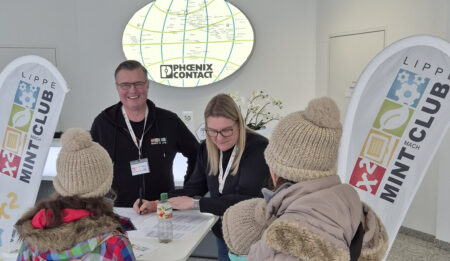 Der MINTmachCLUB.Lippe beim Berufeinfotag bei Phoenix Contact